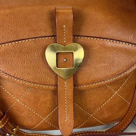 Dooney‎ & Bourke Tan Leather Crossbody Flap Saddle Bag Gold Heart Clasp Vintage - Picture 4 of 12